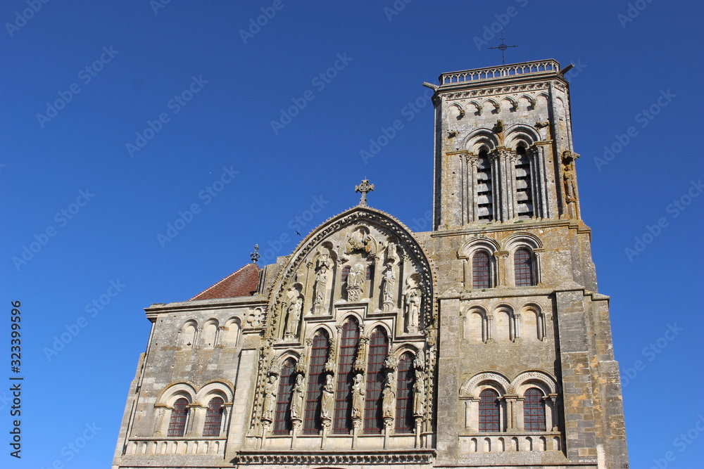 Haut de la façade la basilique de Vézelay