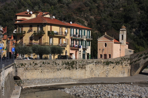 les berges de la Nervia à Dolceacqua photo