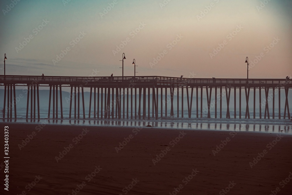 Naklejka premium sunset over the wooden pier of Pismo Beach California