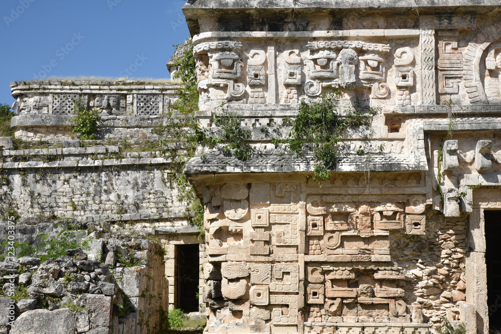 Temple maya décoré de stucs à Chichen Itza, Mexique