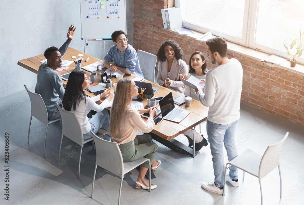 Grupo de docentes reflexionando juntos tras una actividad