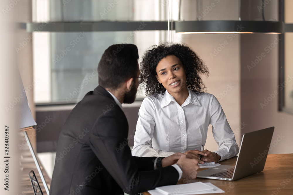 Obraz premium African businesswoman consulting arab client at office meeting