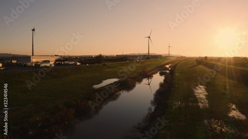 Silhouette di anonime turbine eoliche per la generazione di energia elettrica con il vento. photo