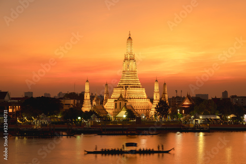 Canvas Print Wat Arun temple in Bangkok illuminated at sunset