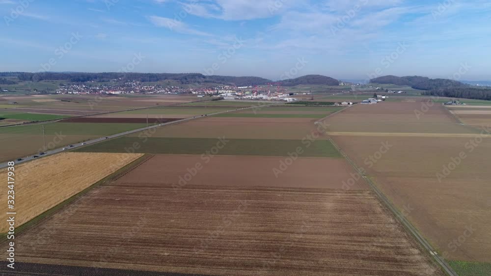 route traversant un plateau agricole