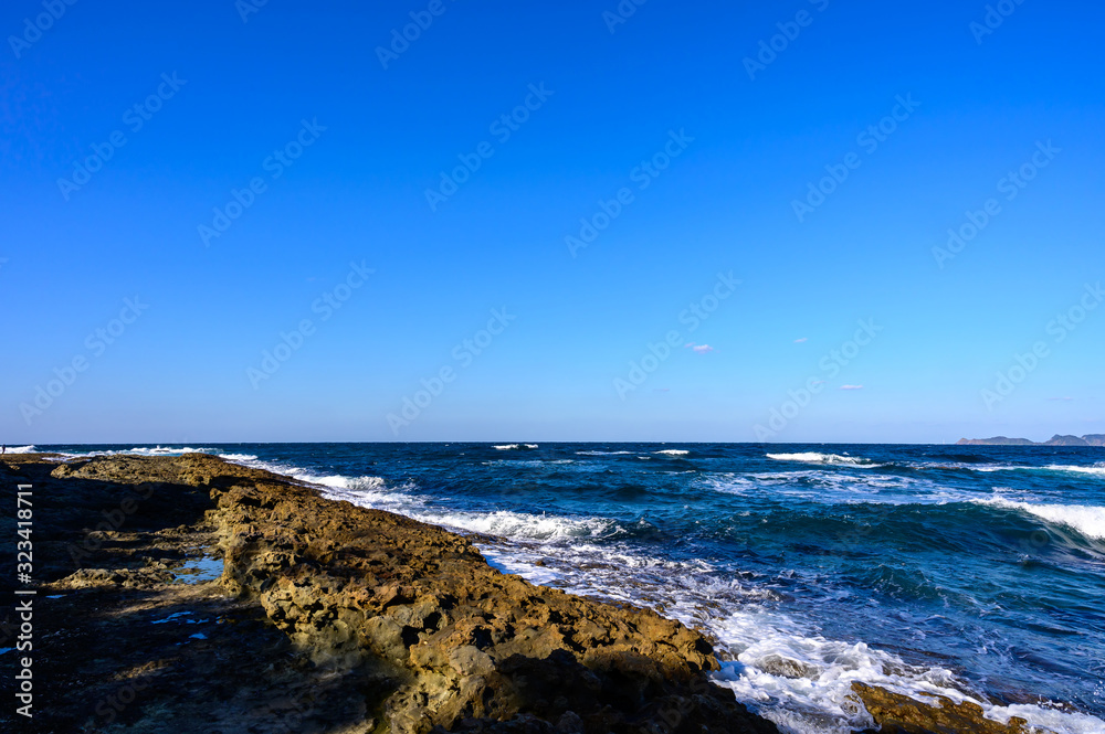 冬の岩屋海岸に広がる青空と波しぶき【福岡県】