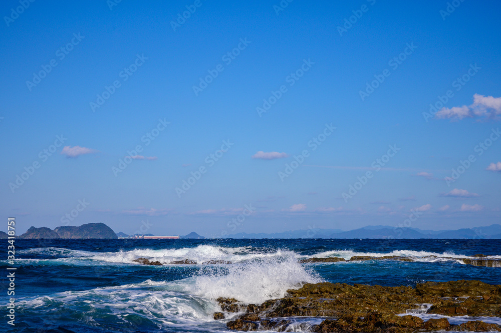 冬の岩屋海岸に広がる青空と波しぶき【福岡県】 冬の岩屋海岸に広がる青空と波しぶき【福岡県】
