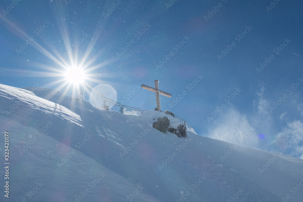 Obraz premium Gipfelkreuz an sonnigem Tag