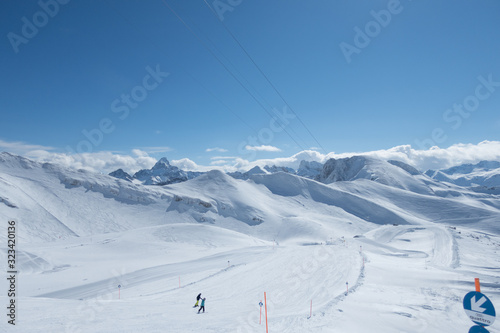 Skifahren an einem sonnigen Tag