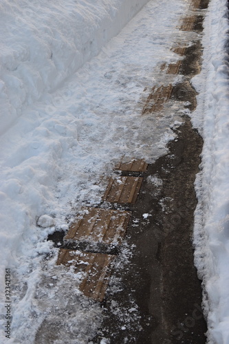 雪と点字ブロック