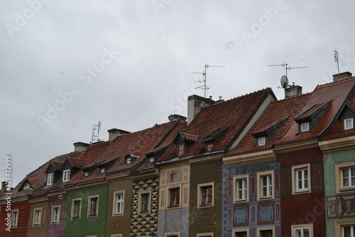 Fasada kolorowych kamieniczek na Starym Rynku w Poznaniu, Polska