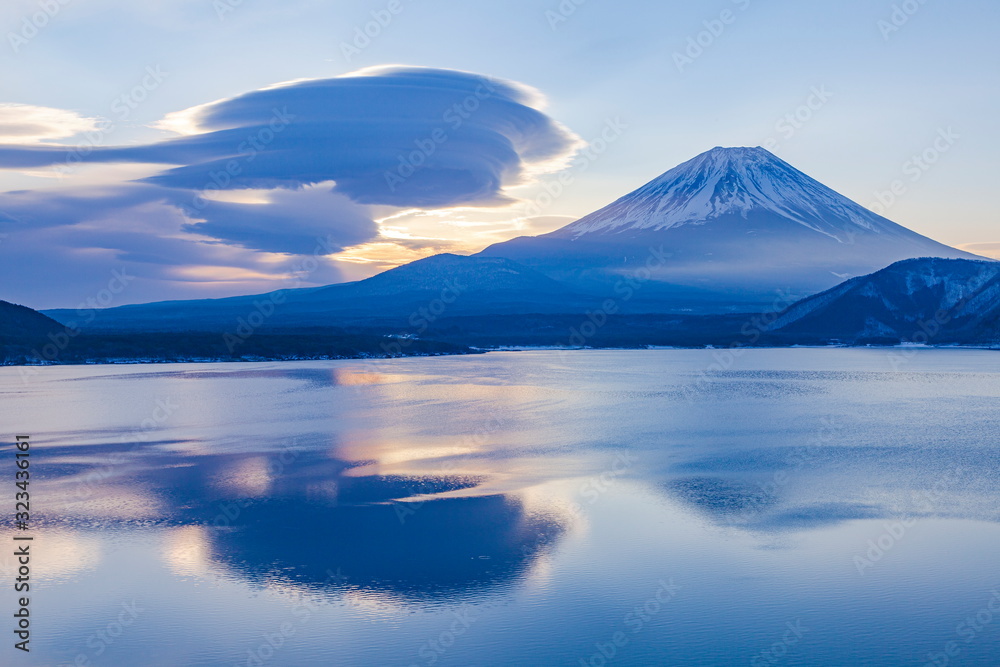 富士山と吊るし雲、山梨県本栖湖にて