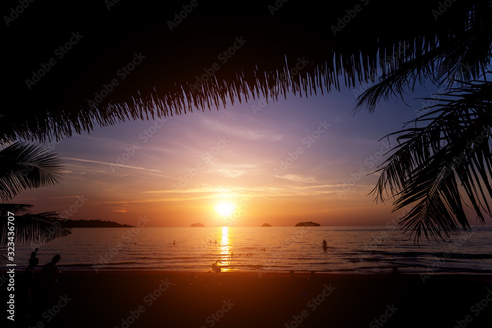 Obraz premium Beautiful sunset at the beach in the tropics. Sky and ocean