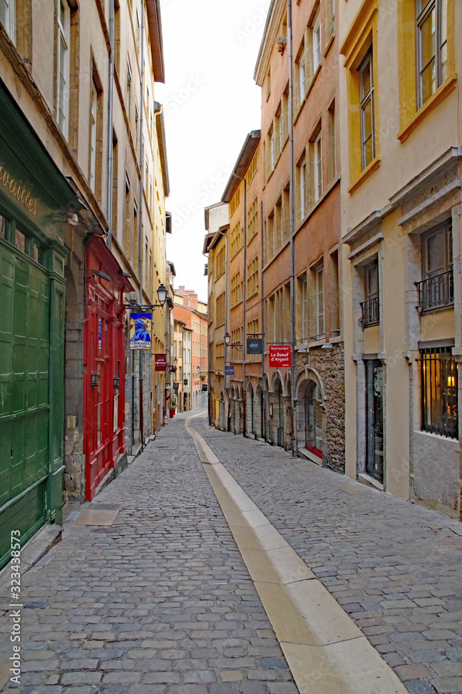 Fototapeta premium Les rues du Vieux Lyon un dimanche matin