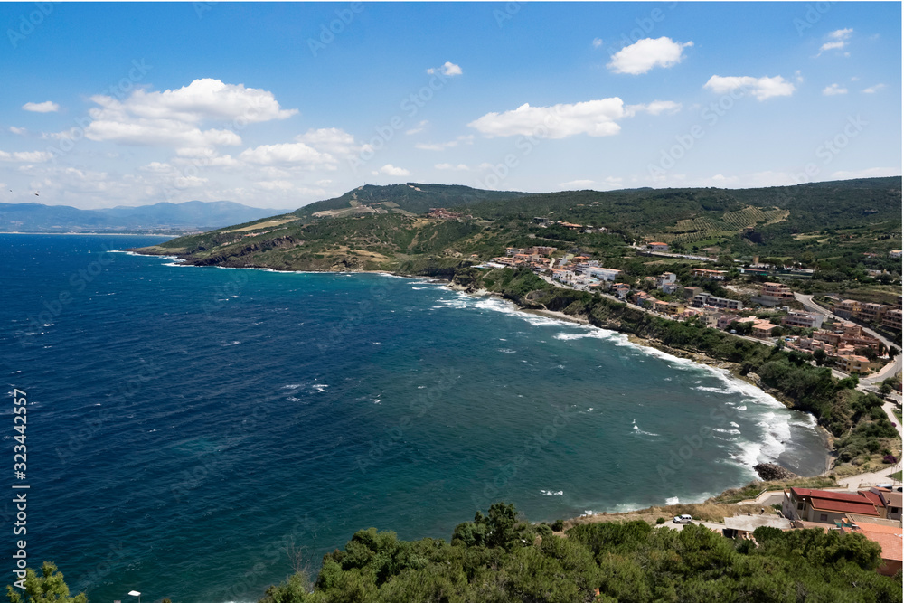 Una rilassante vacanza nel mare della Sardegna, panoramica dall'alto di una scogliera