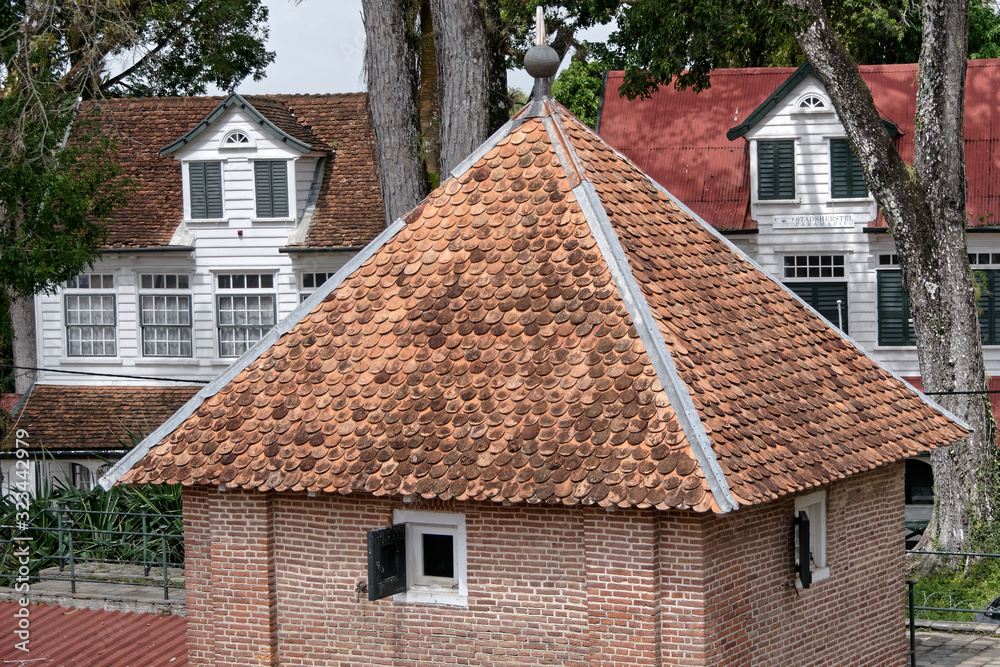 Tuiles du toit d'un bastion de fort Zeelandia à Paramaribo capitale du Suriname
