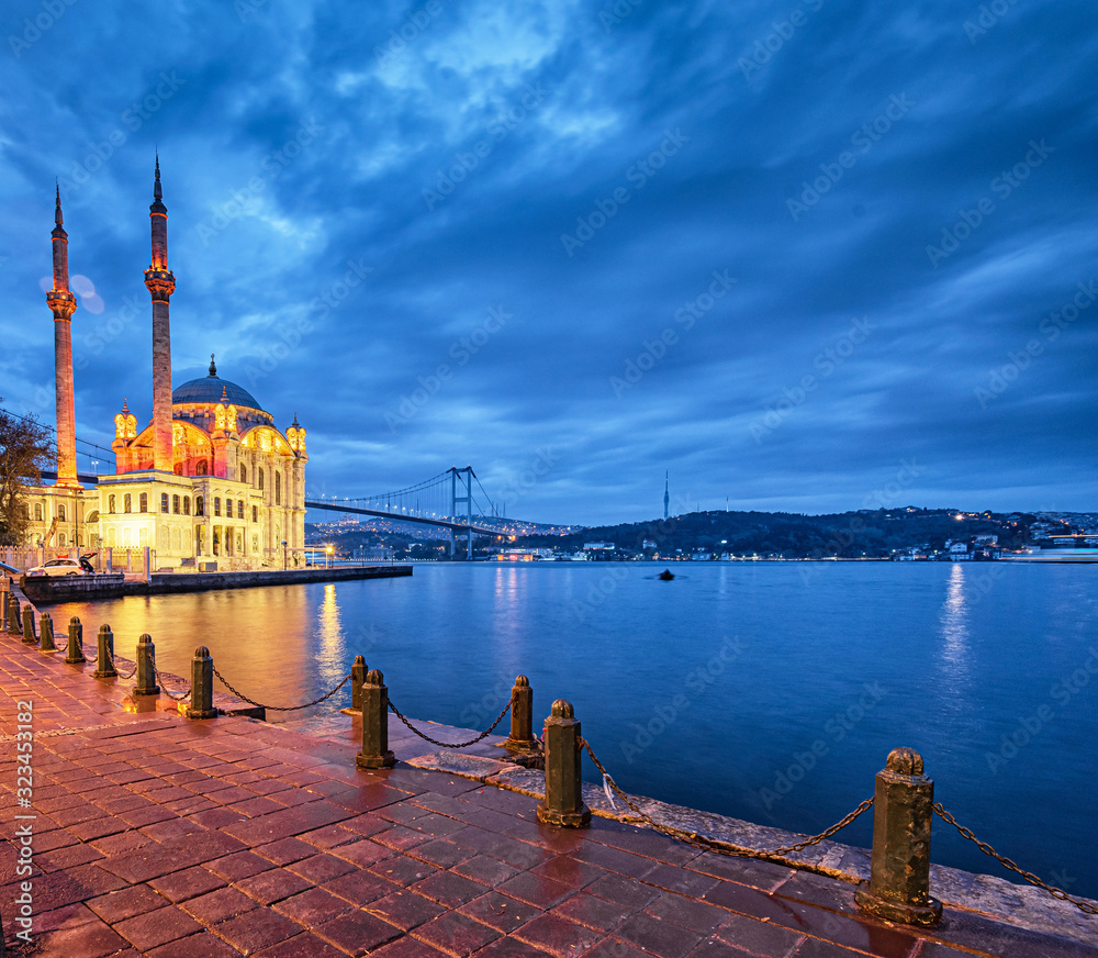 Obraz premium Amazing sunrise at ortakoy mosque in istanbul, Turkey