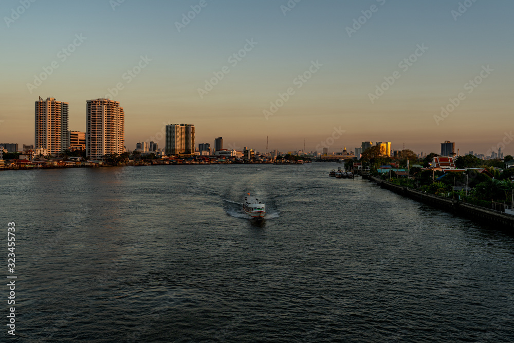 Naklejka premium People back home as sunset