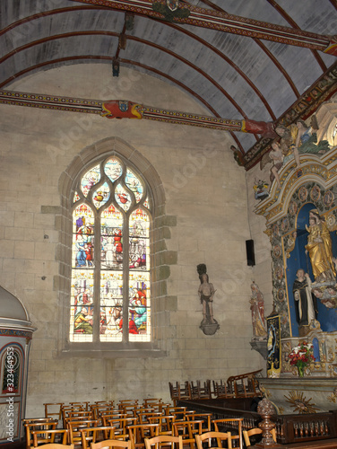 Enclos paroissial de Pleyben dans le Finistère en Bretagne son église et ses magnifiques vitraux, sa porte triomphale et son ossuaire