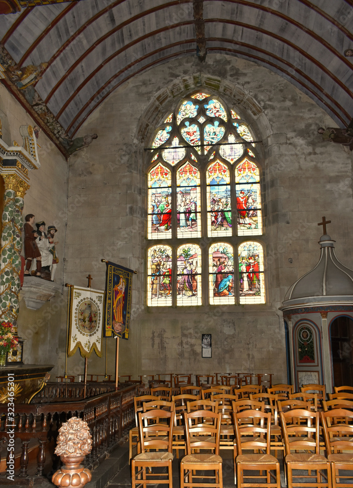 Obraz premium Enclos paroissial de Pleyben dans le Finistère en Bretagne son église et ses magnifiques vitraux, sa porte triomphale et son ossuaire