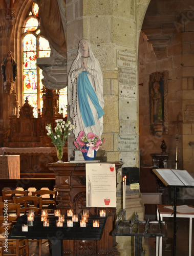 Enclos paroissial de Pleyben dans le Finistère en Bretagne son église, sa porte triomphale et son ossuaire