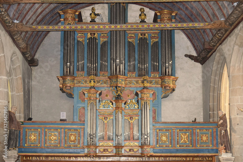 Enclos paroissial de Pleyben dans le Finistère en Bretagne l'orgue de l'église, sa porte triomphale et son ossuaire