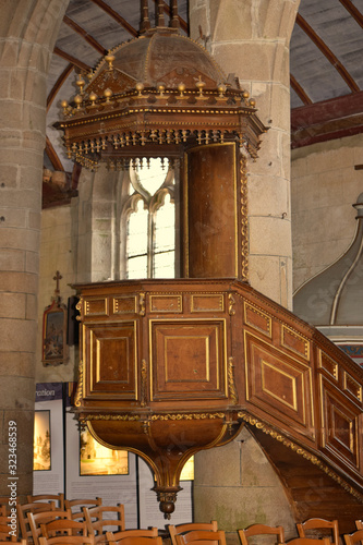 Enclos paroissial de Pleyben dans le Finistère en Bretagne la chaire de l'église, sa porte triomphale et son ossuaire