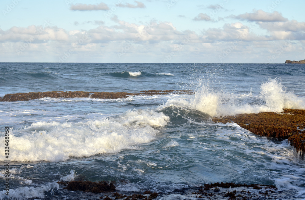 Fototapeta premium waves crashing on rocks