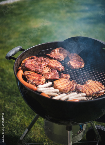 Fleisch und Würstchen am Grill