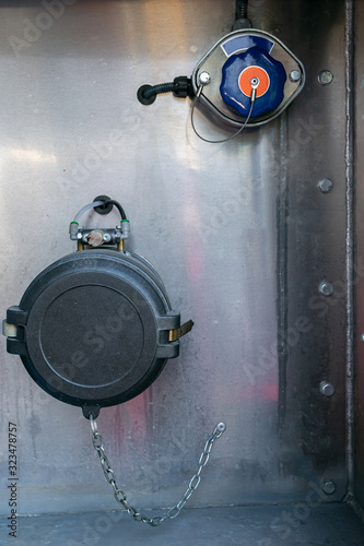 Nozzle for loading and unloading a tanker truck of dangerous goods with a single compartment, connection for overfill probe and grounding.