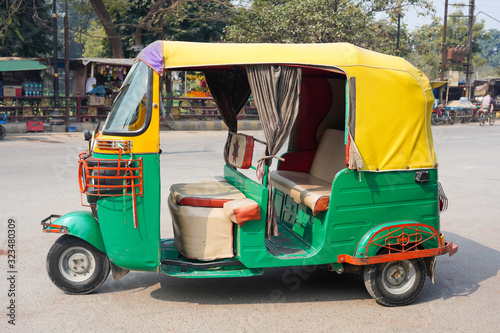 Foto View of  Auto Rckshaw Taxi(Tuktuk) on the Street in Varanasi, India