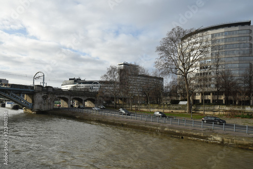 Paris, France : le pont Rouelle enjambe la Seine près de la maison de la Radio. photo