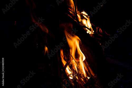 Lodernde Flammen eines romantischen Lagerfeuers beim Camping erhöhen Brandgefahr und Gefahr von Brandwunden ebenso wie Waldbrand und Verbrennungen von Würstchen und Grillgut