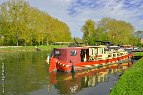 Cuadro en lienzo Péniche rouge sur le Loing à Moret-Loing-et-Orvanne (77250), département de Sein