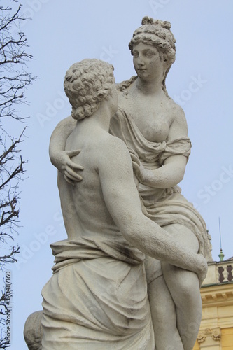 Statua in marmo nel parco in inverno
