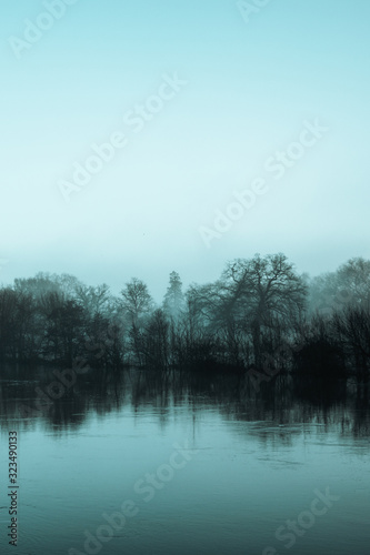 Brume sur un fleuve au petit matin