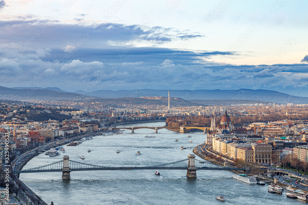 Fototapeta premium Vue sur Budapest et le Danube