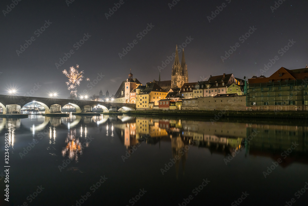 Silvester Feuerwerk in Regensburg mit Blick auf den Dom und die steinerne Brücke, Silvester 2019-2020, Deutschland