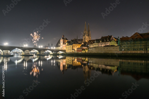 Silvester Feuerwerk in Regensburg mit Blick auf den Dom und die steinerne Brücke, Silvester 2019-2020, Deutschland
