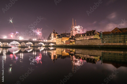 Silvester Feuerwerk in Regensburg mit Blick auf den Dom und die steinerne Brücke, Silvester 2019-2020, Deutschland