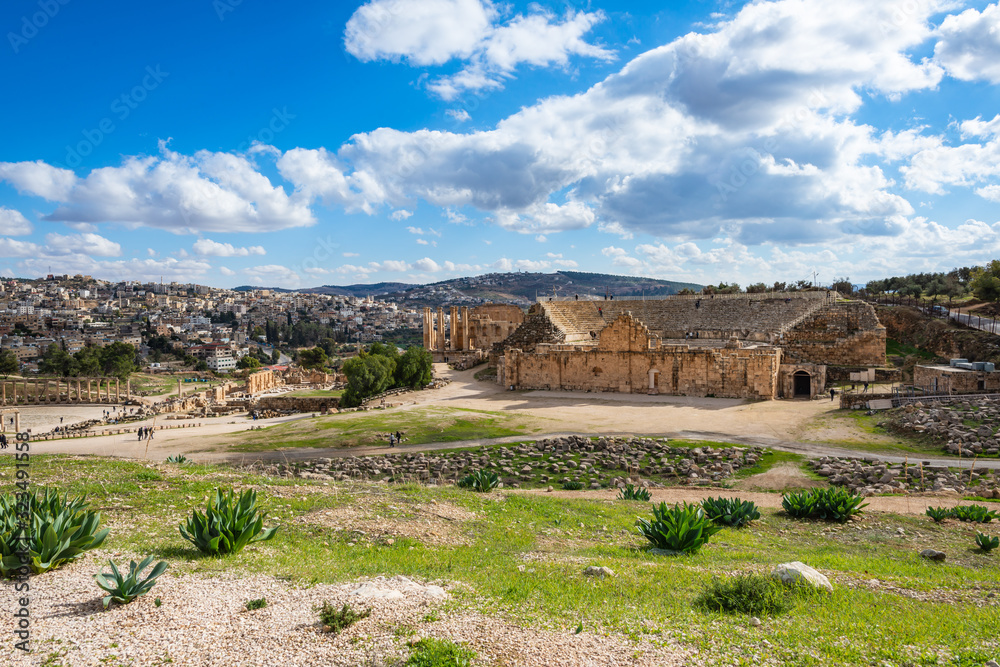Blick über die antike Stätten in Jersash mit Römischem Amphitheater (Jordanien)