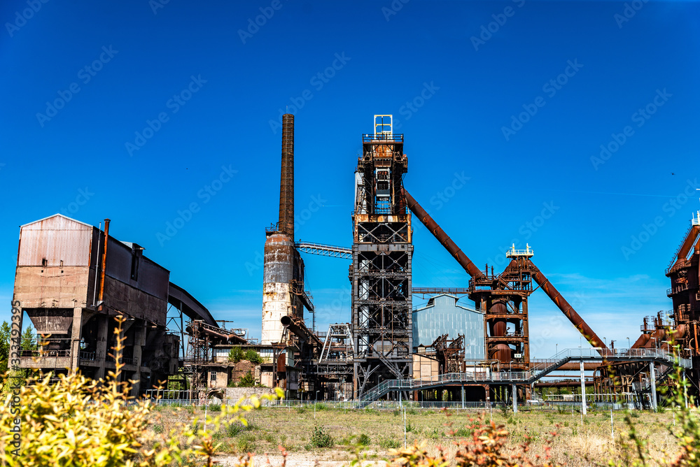 Fototapeta premium Usine de haut fourneau abandonnée de Uckange avec sa cheminée