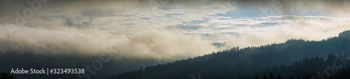 Góry Beskidu Śląskiego o poranku. Panorama © michalsen