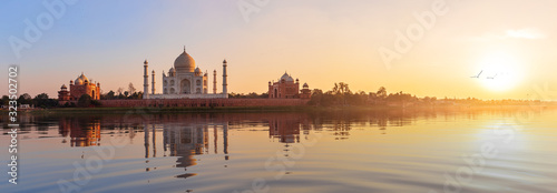 Obraz na płótnie Taj Mahal sunset panorama, view from the Yamuna river, Agra, India w salonie