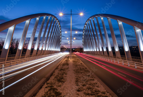 Puente de Toledo durante la noche en larga exposición © DavidRawStudio