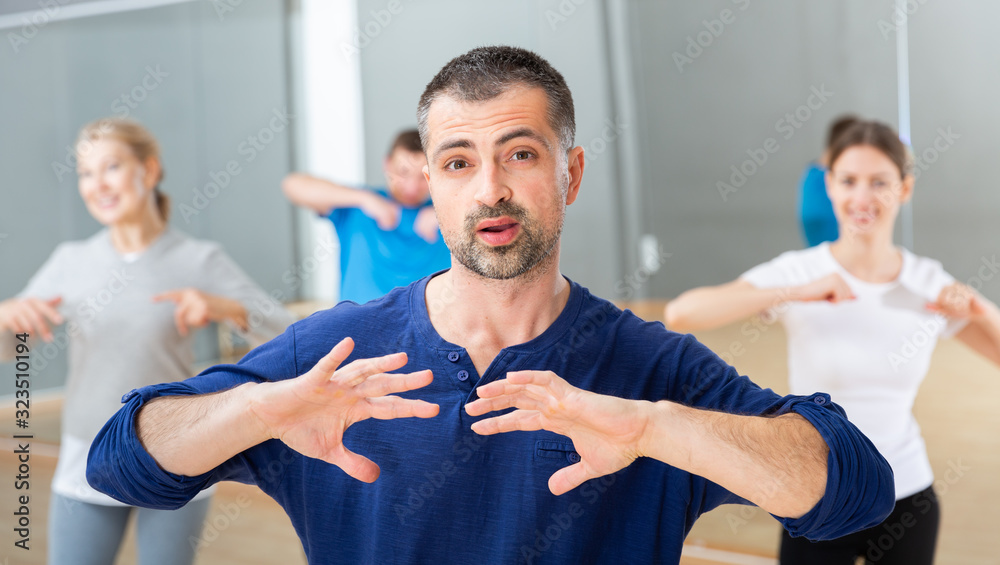 Obraz premium Man doing exercises at dance class