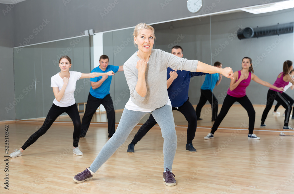 Obraz premium Middle-aged woman exercising at dance class