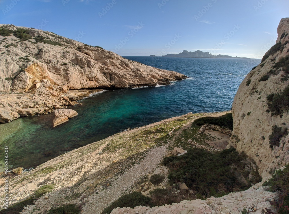 Calanque de Callelongue, de la mouine, de marseilleveyre, de queyrons, de podestat et bateaux à l'entrée des Goudes, l'un des quartiers de Marseille à mer Méditerranée, France Calanque de Callelongue, de la mouine, de marseilleveyre, de queyrons, de podestat et bateaux à l'entrée des Goudes, l'un des quartiers de Marseille à mer Méditerranée, France