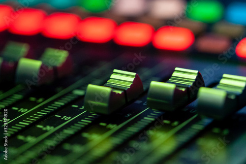 Volume control of the soundboard in green light