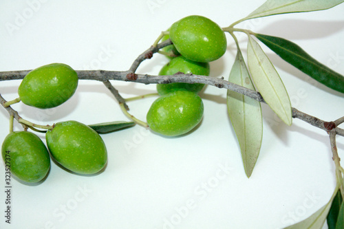 Obraz na płótnie Olive branch with green olives isolated on white background. w salonie